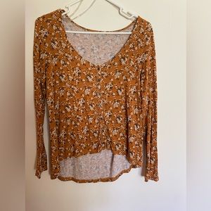 Cute burnt orange, flowery top. Perfect fall print.